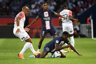 Nuno Mendes lucha por la pelota con Wahbi Khazri durante el partido que disputan Paris Saint-Germain y Montpellier.