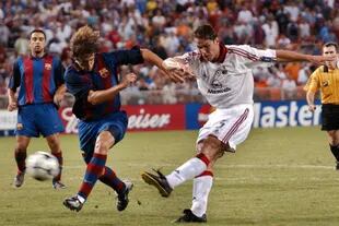 Con la camiseta de Milan, ante Barcelona; lo marca Carles Pujol, en 2003