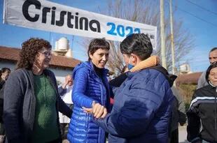 La intendenta de Quilmes, Mayra Mendoza, durante la recorrida a un barrio en el que apareció un cartel de "Cristina 2023"