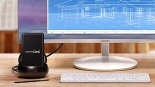 El Samsung DeX es un dispositivo que requiere el uso de accesorios adicionales (teclado, mouse y monitor) para transformar el smartphone en una PC de escritorio
