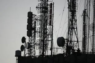 Ademas de desplegar una nueva infraestructura de antenas, las compañías buscan renovar el parque de teléfonos actuales con modelos aptos para la red 4G
