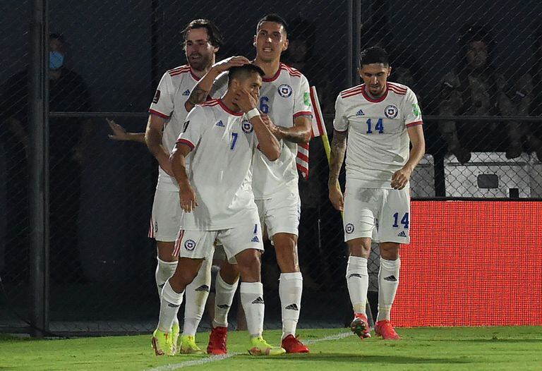 Alexis Sanchez (7) celebra el 1-0 de Chile ante Paraguay, en Asunción. (Photo by NORBERTO DUARTE / AFP)
