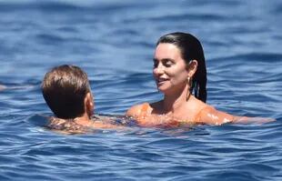 La actriz española Penélope Cruz disfruta de un día en el mar con sus hijos y amigos a bordo de un yate en Punta Chiappa, cerca de Portofino.