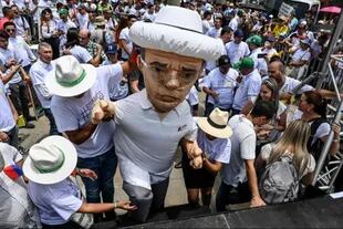 Un muñeco con la figura de Álvaro Uribe en una manifestación. El expresidente fue fundamental para la llegada de Duque al poder
