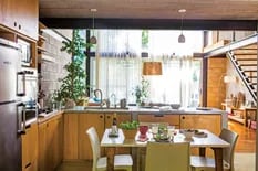 Materiales de bajo costo, apertura y buena circulación en la cocina de un arquitecto