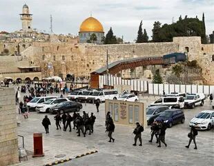 La policía isrealí vigila la Ciudad Vieja, cerca del Muro de los Lamentos, en Jerusalén