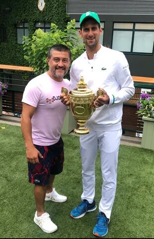 El argentino Ulises Badio, fisioterapeuta personal de Djokovic desde hace años, celebrando el título de Wimbledon con el serbio.