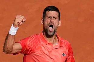 Novak Djokovic celebra con el puño cerrado después de ganar un punto