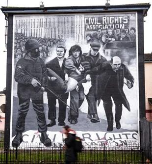 Uno de los murales en homenaje a los inocentes caídos en el Domingo sangriento, en Derry, Irlanda del Norte