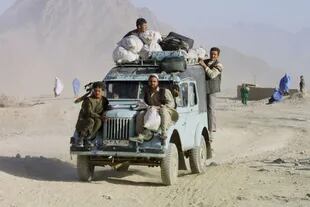Misma escena, momento diferente, afganos huyen de Kabul en 2001