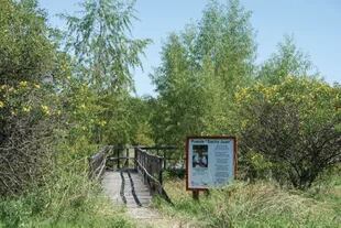 El puente de la Reserva Natural del Pilar lleva el nombre de Juan Carlos Chebez, “Sacha Juan”, naturalista, poeta y conservacionista, en honor a quien fue un gran colaborador de la reserva.