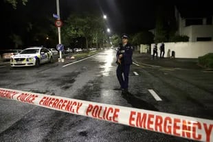 Un oficial de policía patrulla un cordón cerca de una mezquita en el centro de Christchurch, Nueva Zelanda, el viernes 15 de marzo de 2019