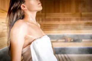 Los profesionales recomiendan hidratarse bien antes y después de acudir al sauna y no permanecer dentro por más de 20 minutos