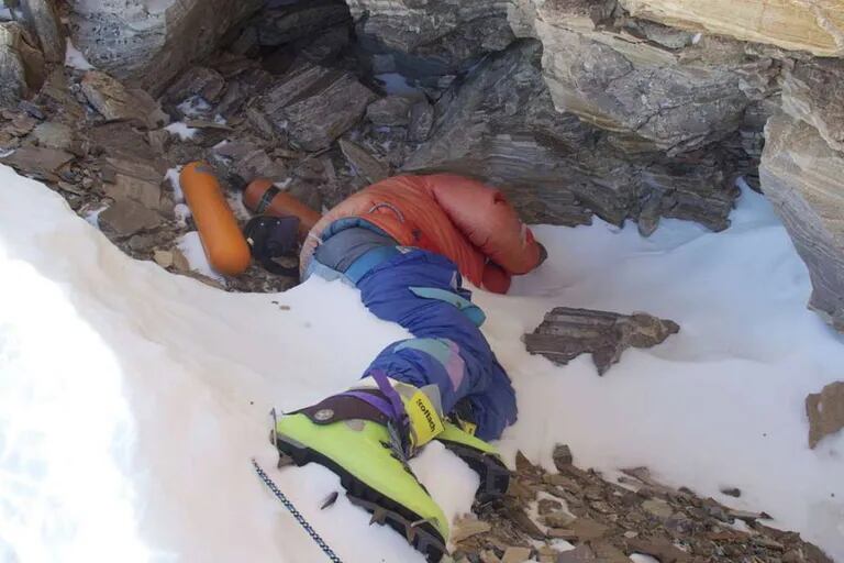 Anticuado milicia gritar Las momias del Everest: murieron y quedaron por años en el techo del mundo  - LA NACION