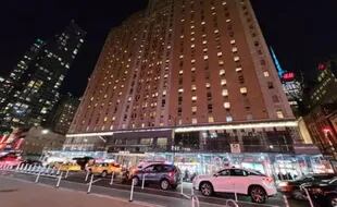 El hotel The Row en Hell Kitchen, Manhattan, aloja a migrantes que llegan a Nueva York