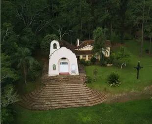 La capilla está abierta para que puedan concurrir los habitantes de Puerto Libertad y su cruz, a lo alto, se visualiza desde la costa del Río Paraná