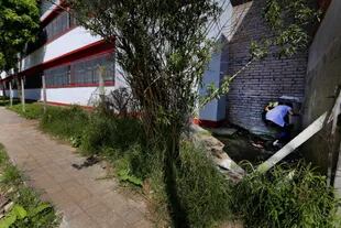 Tigre. Los vecinos de la escuela N° 7 tiraron abajo una pared para poder usar la cancha de fútbol del patio principal; cuando la pared fue reconstruida, le hicieron un boquete