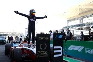 La consagración en la F.2: Oscar Piastri celebra la conquista del título en el circuito Yas Marina, de Abu Dabi