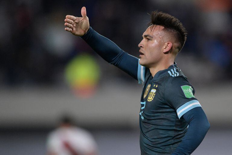 Lautaro Martínez celebra su gol ante Perú, que enfiló a la Argentina hacia el Mundial de Qatar