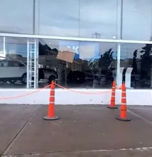 Así quedó la vidriera luego de que el empleado de una concesionaria haya estrellado el vehículo. Foto/ADN Sur