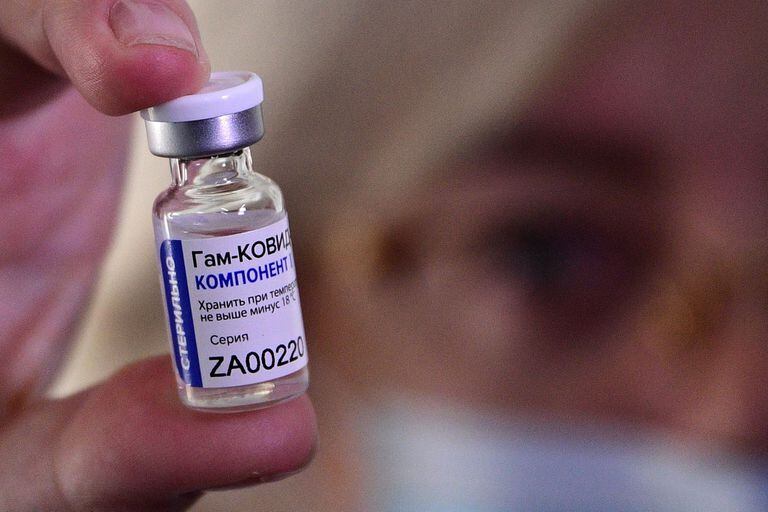 Una médica muestra el frasco de la vacuna Sputnik V, en Vladivostok, Rusia