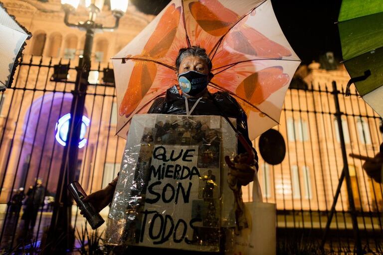 Anoche se realizó otra movilización contra el Gobierno. Foto: Tomás Cuesta