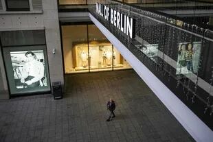 Una persona camina sola en el "Mall of Berlin", el centro comercial más grande de la capital alemana