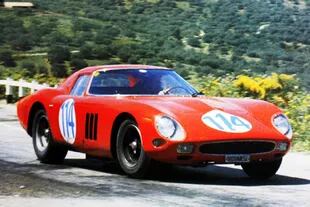 La Ferrari 250 GTO ganadora de la Targa-Florio de 1964 al mando de la pareja Ferlaino (luego, presidente de Napoli)-Taramazzo; fabricaron sólo 36 unidades y tenía un motor V12 