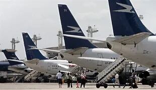Aviones de Aerolíneas Argentinas estacionados en Aeroparque, antes de que la nueva gestión cambiara a su hoy característico color celeste y blanco