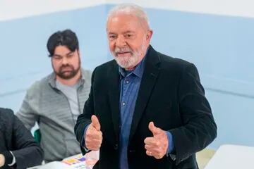 El expresidente brasileño Luiz Inácio Lula da Silva, quien vuelve a postularse para presidente, levanta el pulgar después de votar en las elecciones generales en Sao Paulo, Brasil, el domingo 2 de octubre de 2022.