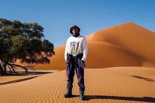 Lewis Hamilton en el desierto de Namibia: el piloto británico se energiza y busca sus "raíces" en territorio africano