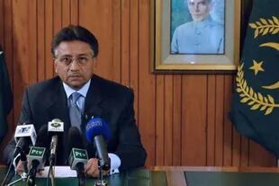 Gen Musharraf renunció a la presidencia en 2008 a través de un comunicado en televisión