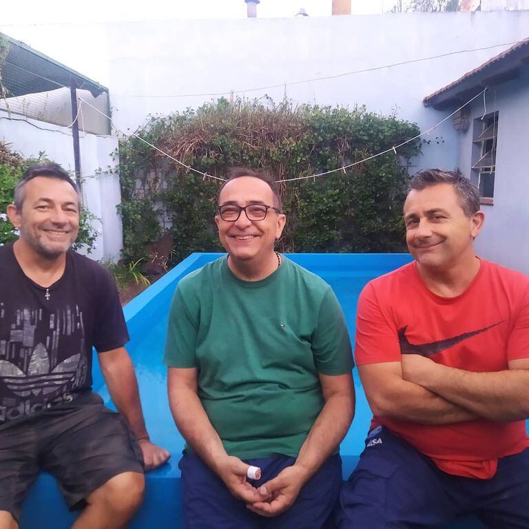 Con sus hermanos, Carlos Víctor (54 años, abogado) y Luis Emilio (53, psicólogo).