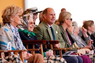 La reina Isabel II, acompañada por el príncipe Eduardo y Sofía, a la derecha, el conde y la condesa de Wessex, observa desde el palco real la muestra de caballos y equitación Royal Windsor Horse Show, en Windsor, Inglaterra, el viernes 13 de mayo de 2022. (Steve Parsons/PA vía AP)