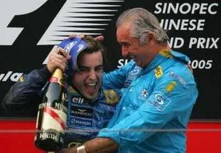La alegría de Flavio Briatore, director de Renault, y el campeón Fernando Alonso