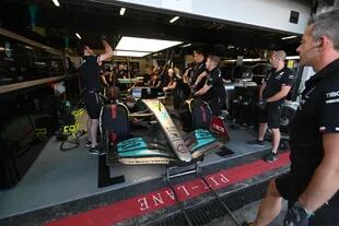 El Mercedes de Lewis Hamilton espera su momento para salir a clasificar en el circuito callejero de Bakú