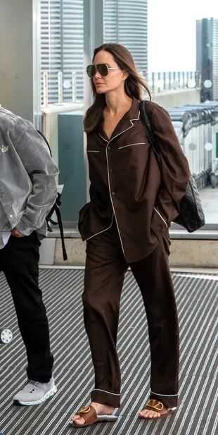 Angelina Jolie revolucionó las redes esta semana por viajar en pijama en un vuelo