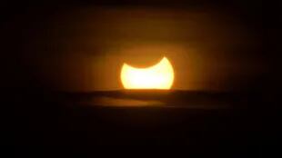 En noviembre de 2013 hubo un extraño eclipse híbrido como el de la imagen, que fue tomada en Kenia