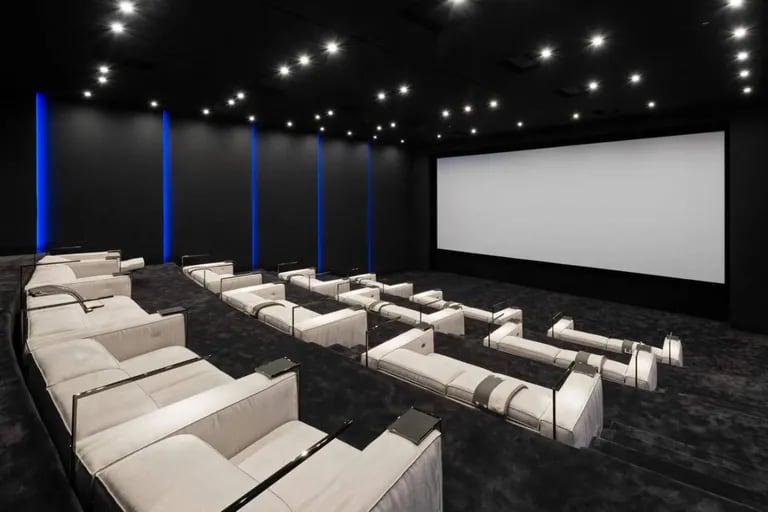 La sala de cine tiene sillones de cuero claros