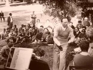 Ernesto Epstein en plena dirección de un concierto en los jardines del Camping Musical.