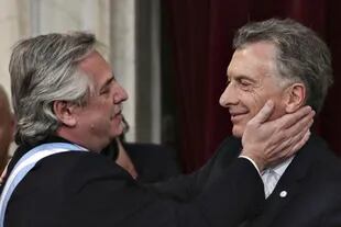 El saludo entre Fernández y Macri en la asunción presidencial del 10 de diciembre; fue la última vez que se vieron. Por teléfono, hablaron el 19 de marzo