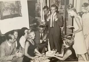 La madre de Liliana sosteniendo una torta de su cumpleaños en los años 60