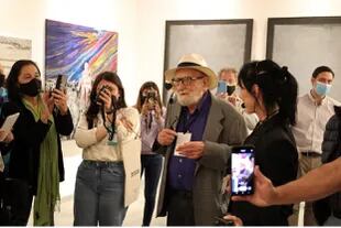 Luis Felipe Noé se contó entre los artistas que ofrecieron visitas guiadas, auspiciadas por Santander