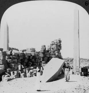 Aunque borrada de la historia, las huellas de Hatshepsut eran monumentales. La descripción de esta foto de 1905 dice "El obelisco más alto de Egipto, en el templo de Karnak (...) erigido por la hija de Thutmosis, Makere
