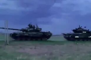 El momento en el que soldados ucranianos se llevan un tanque ruso como “trofeo”