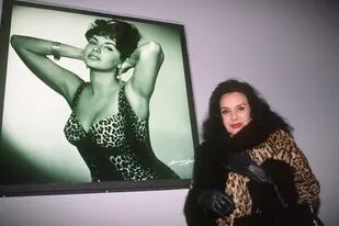 Isabel Sarli en 1996, junto a una gigantografía de sus años de oro en el cine