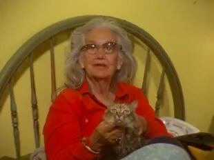 Edith Bouvier Beale en Grey Gardens con uno de sus gatos, año 1975 (YouTube)