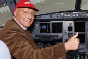 Marzo de 2007: Lauda posa en la cabina de un Airbus A 319 en Hamburgo