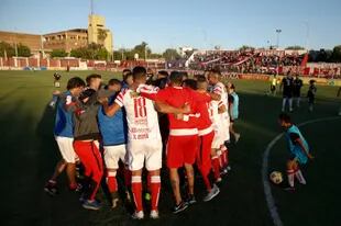 El equipo de Barracas Central realiza una arenga previa al partido ante Deportivo Riestra