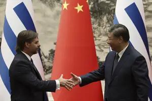 En China, Lacalle Pou avanzó con una “asociación estratégica integral” y le dio un curioso regalo a Xi